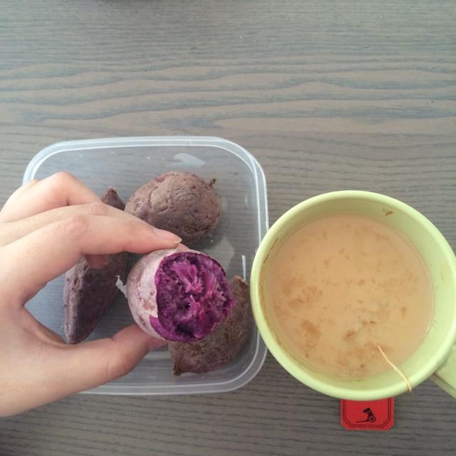 微波紫薯配奶茶早餐