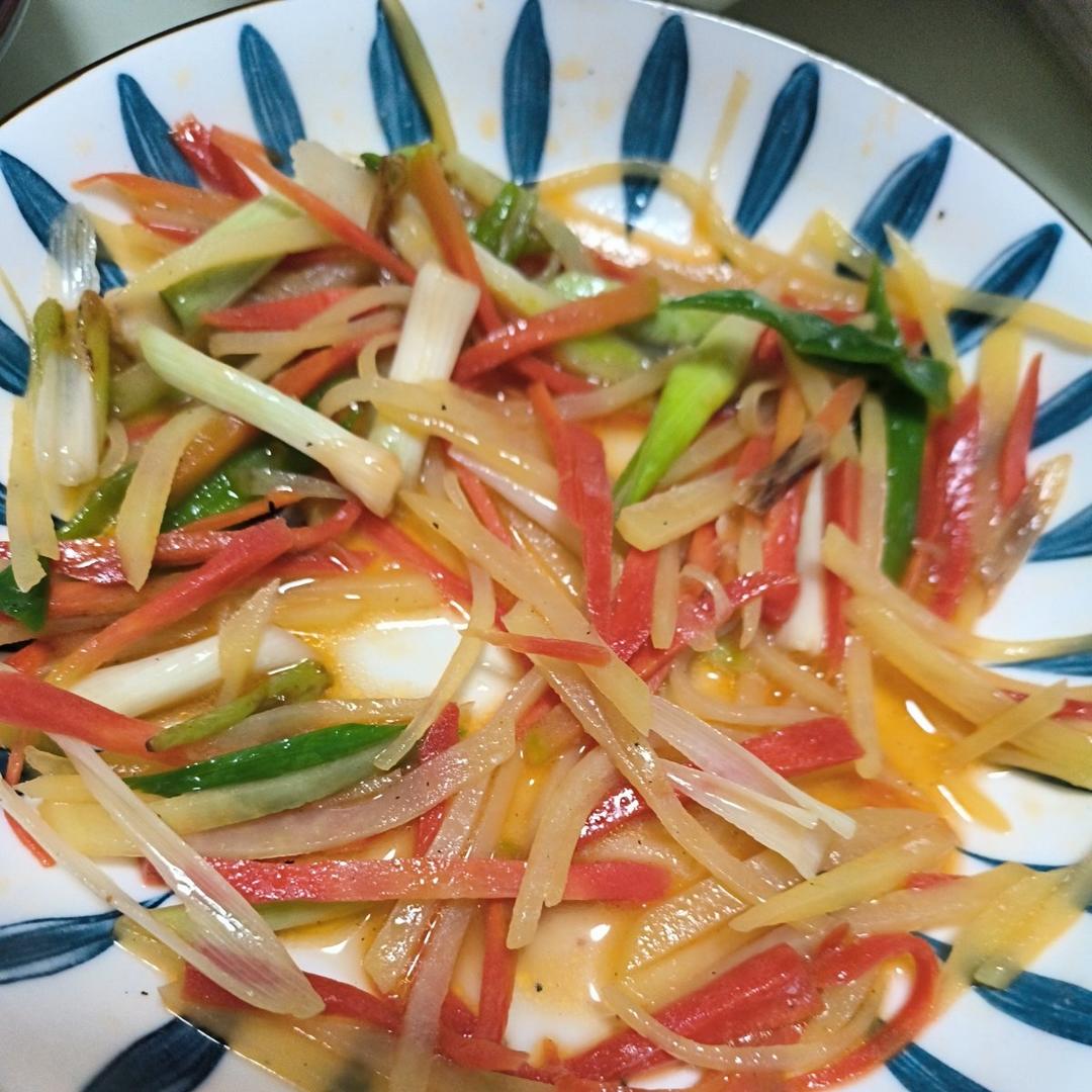爽脆开胃的红萝卜土豆丝