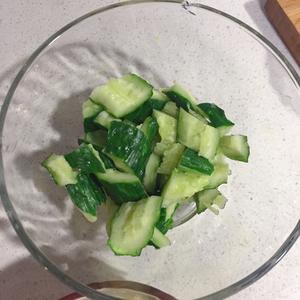 王刚版—凉拌黄瓜的做法 步骤1