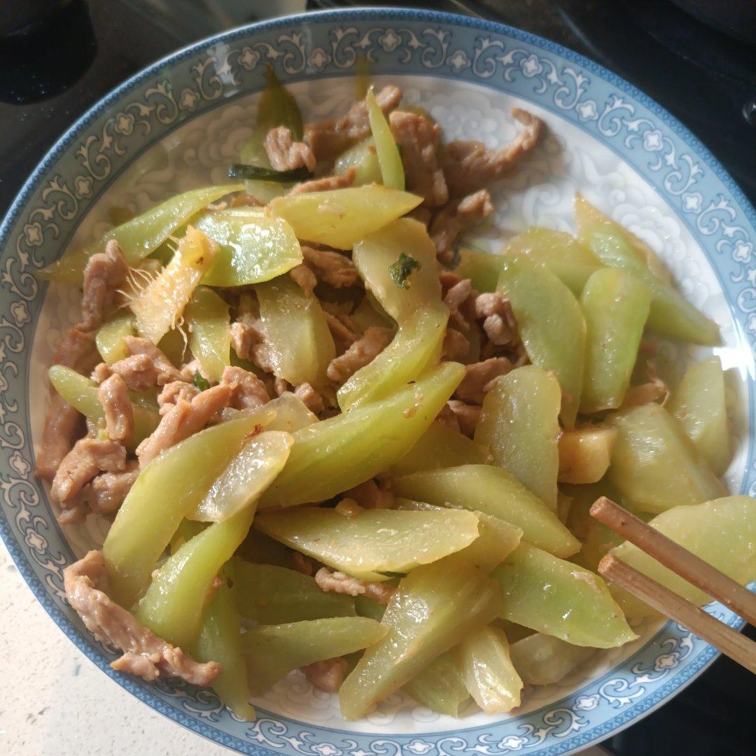 清爽解腻巨下饭的莴笋炒肉丝！