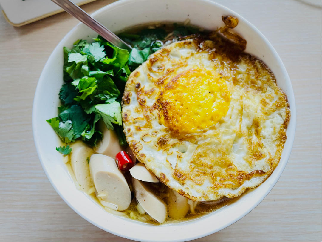 一碗清汤面 🍜 —— 秋日里的治愈系