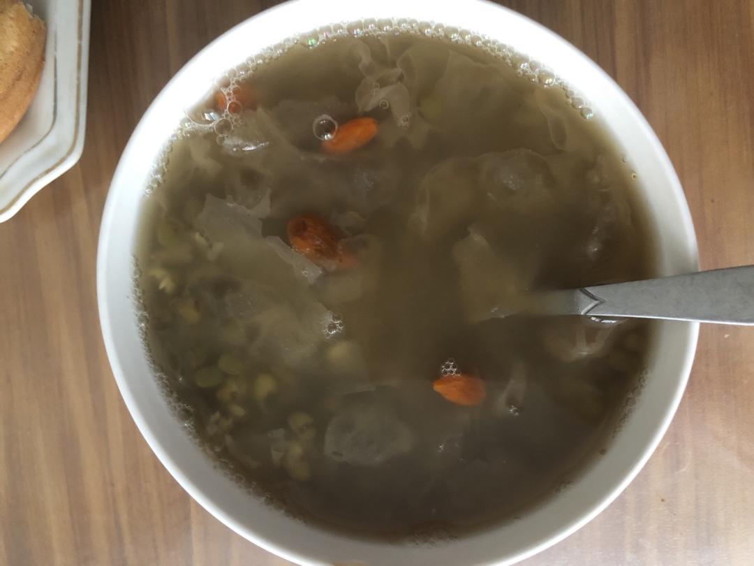 冰糖绿豆银耳汤