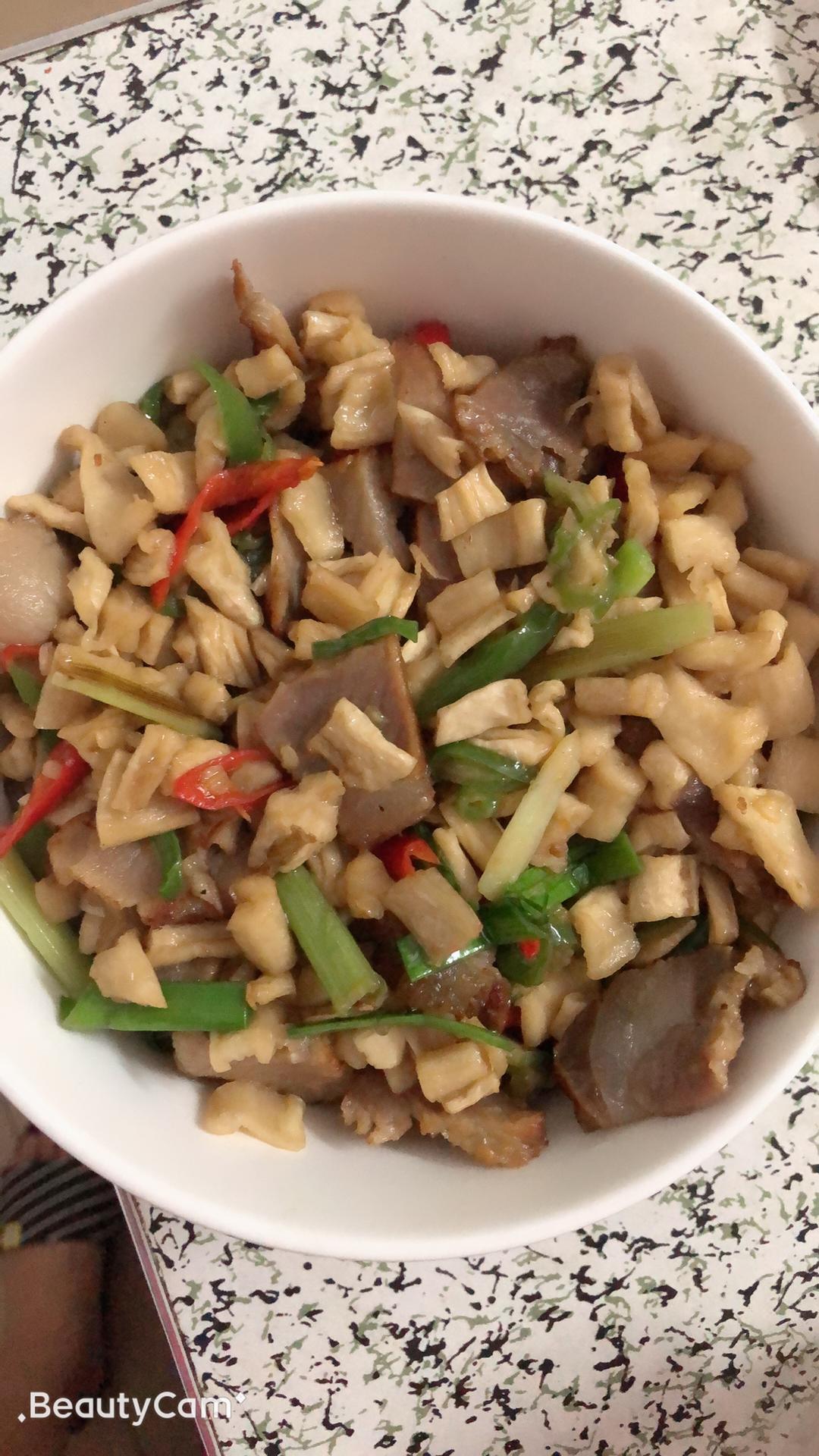 萝卜干炒腊肉的做法