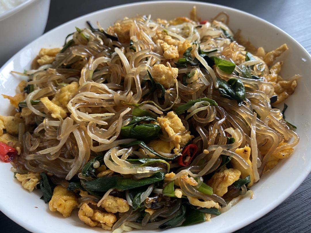 美味营养的                            粉丝韭菜豆芽鸡蛋拌菜