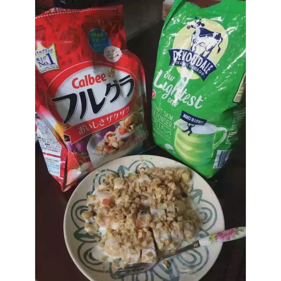 香蕉冰淇淋👌香蕉淋上酸奶洒上德运奶粉👌上面上洒上日本水果麦片。真的是好吃到爆[色][色][色]大家都可以试试看[勾引][勾引][勾引]绝对的纯天然无添加[胜利]