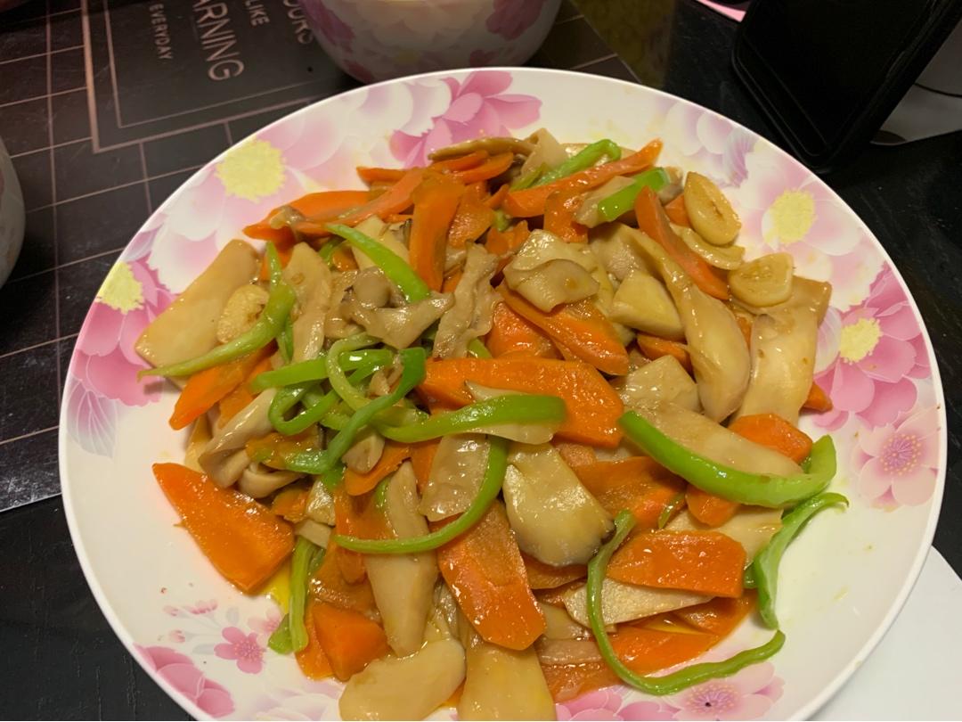 素炒三丝（青椒杏鲍菇胡萝卜）