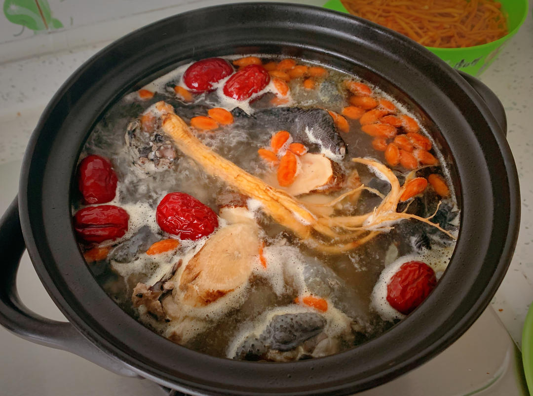 养颜又气血双补的汤～虫草花乌鸡汤