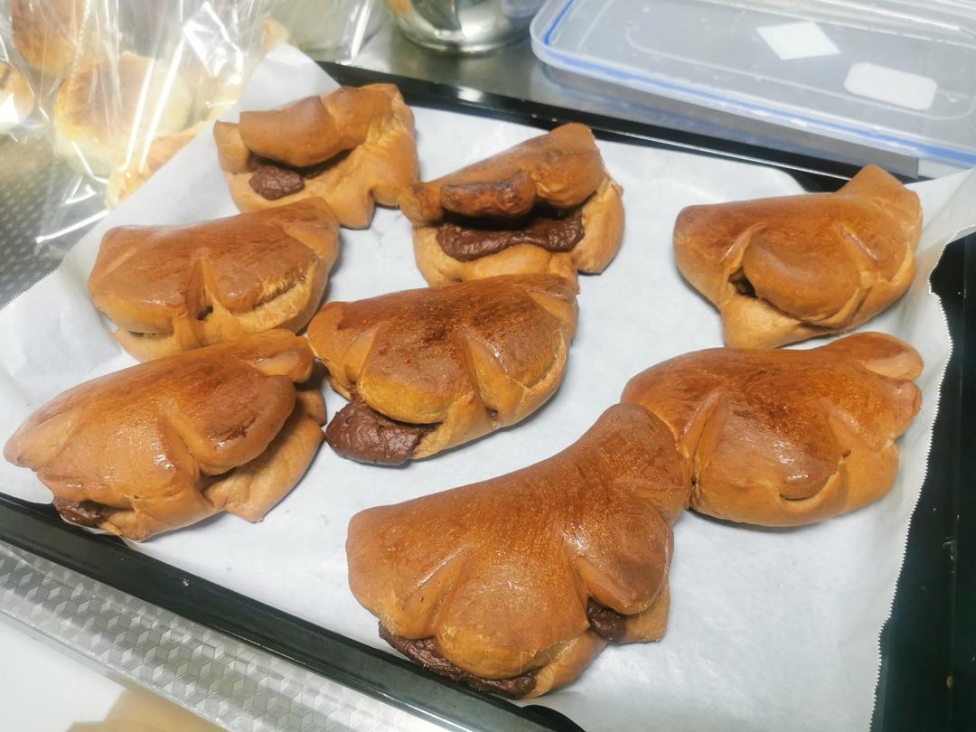 造型简单易做的：卡仕达酱面包！