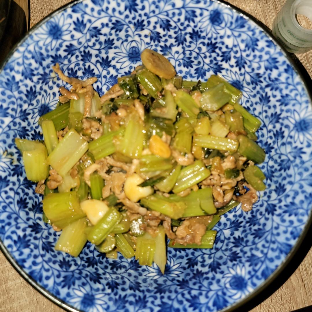 家常小炒—芹菜炒肉