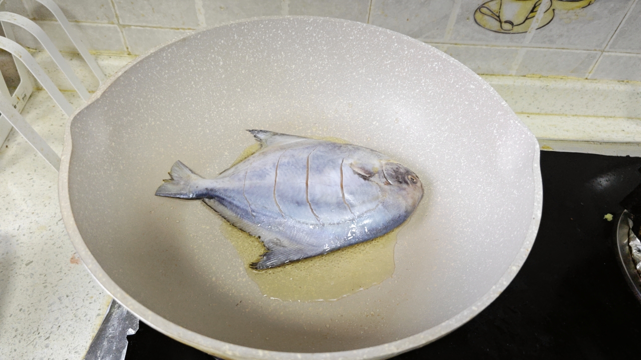 干烧鲳鱼的做法 步骤3