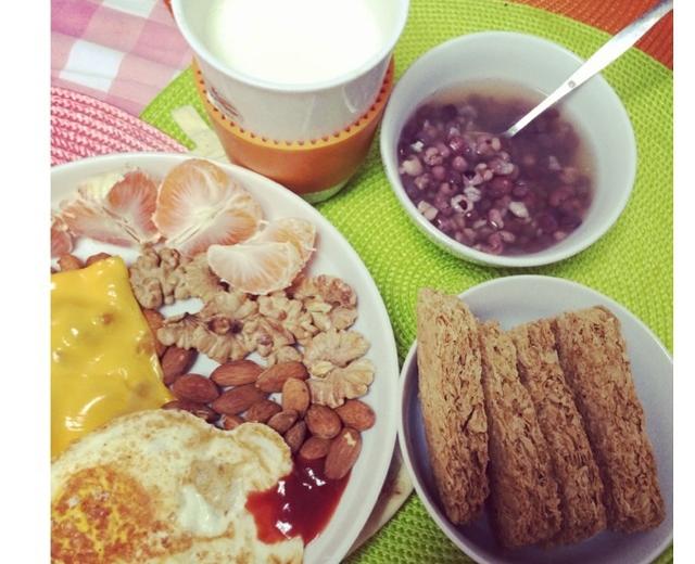 中学生一周早餐 之 周一篇 牛奶燕麦饼，红豆薏仁芡实羹，煎鸡蛋，坚果，橘子的做法