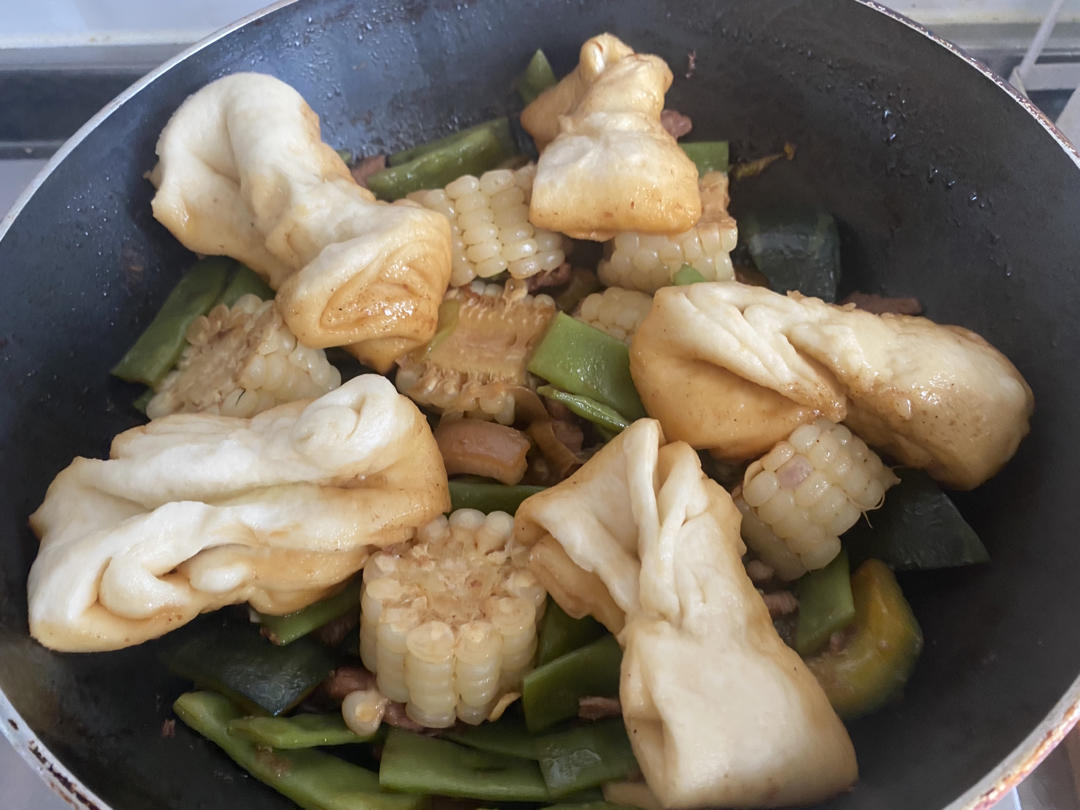 一锅出-豆角土豆玉米五花肉卷子