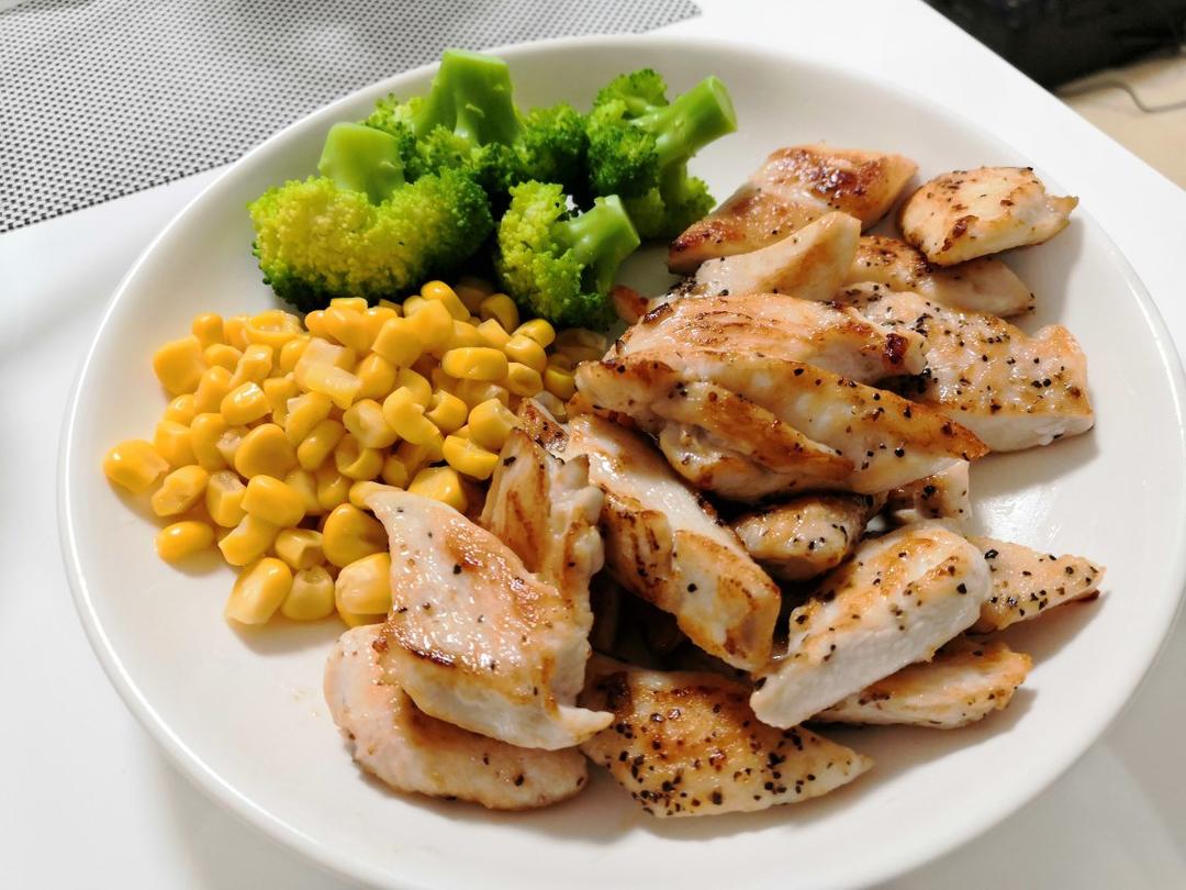 十酒呀做的减肥餐-香煎黑椒鸡胸肉