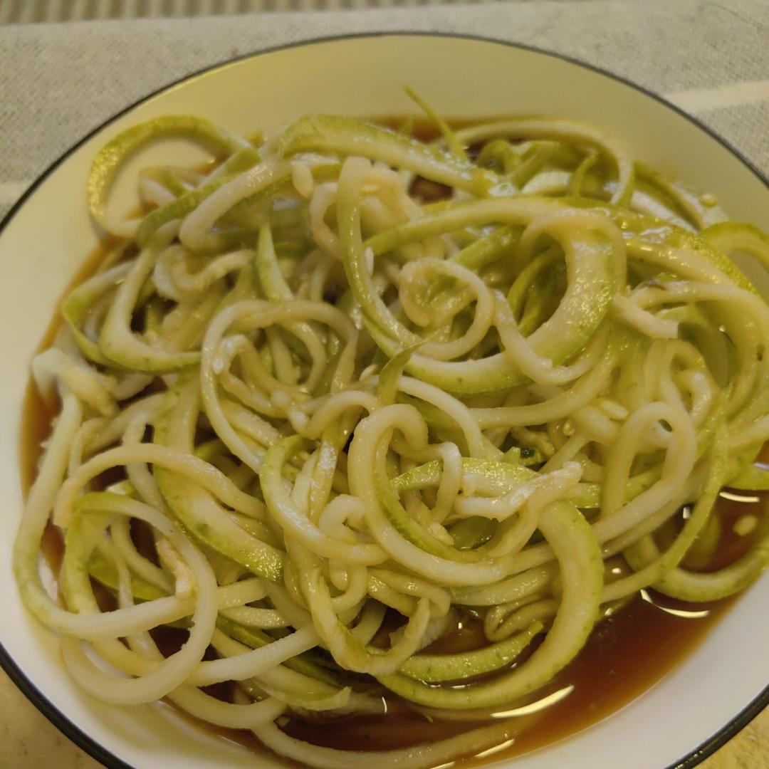 【嗷呜】不开火就能吃上的凉拌西葫芦丝