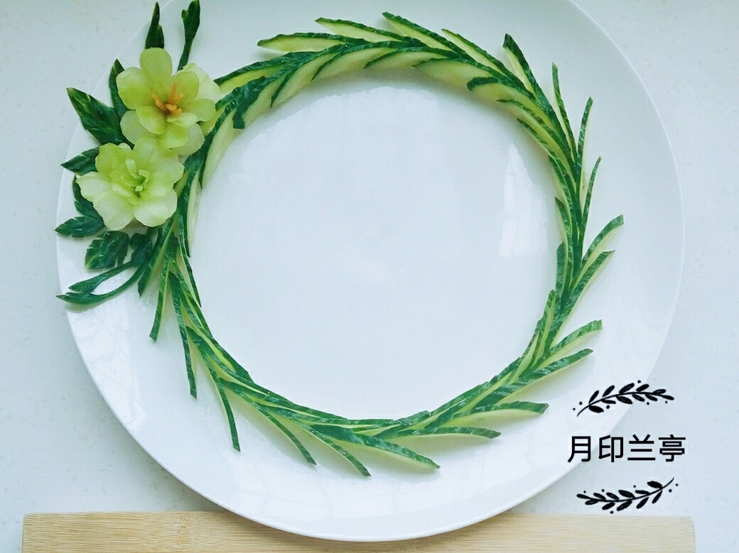 简单美丽的盘饰（1）——（不会雕刻也能做出）黄瓜拼装花