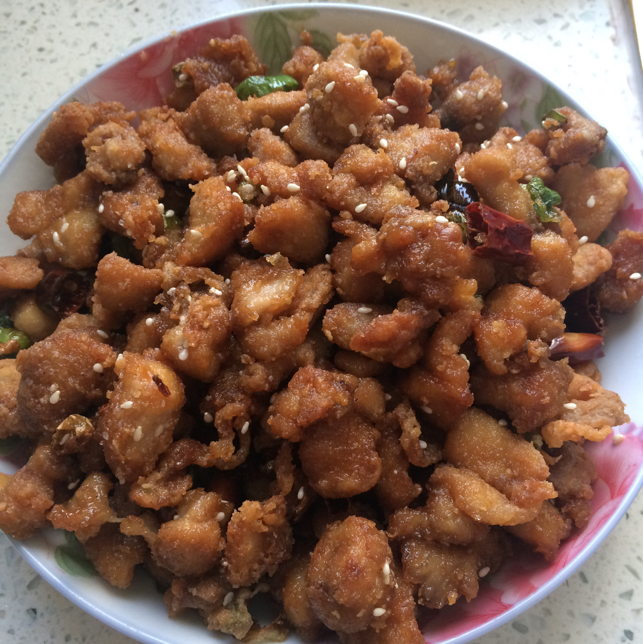 luckylala做的香酥辣子鸡丁和鸡米花媲美麻辣咸鲜让人欲罢不能的鸡丁