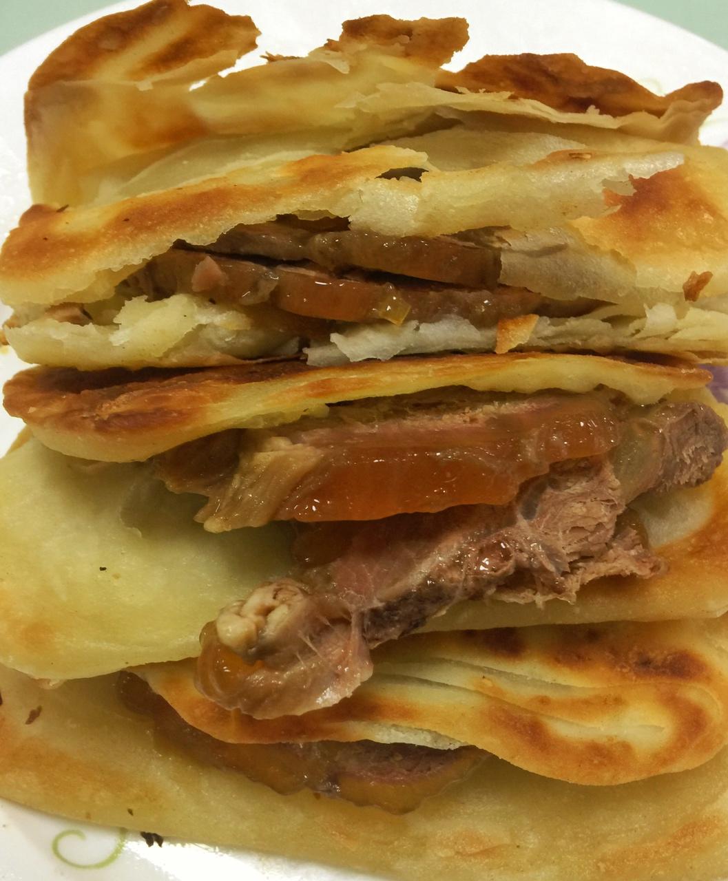 王得福做的古法酱牛肉   油酥火烧