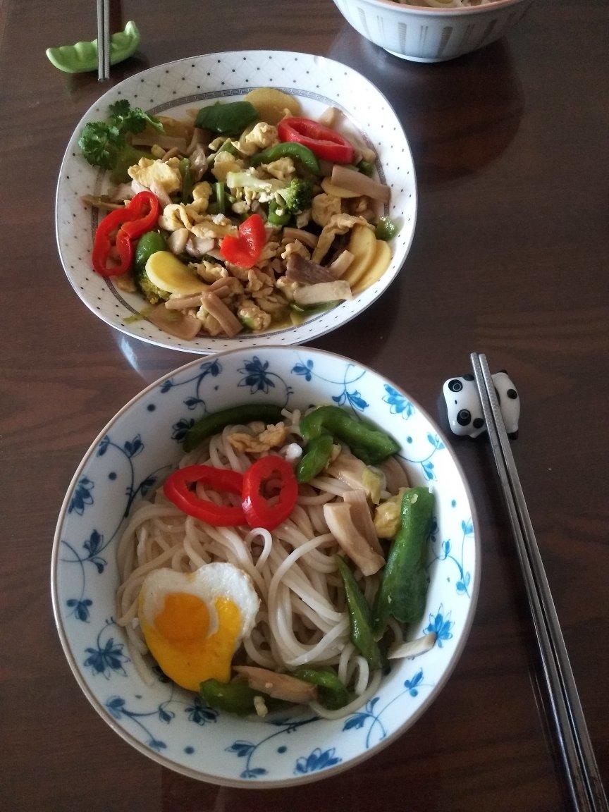 平菇青椒炒鸡蛋 好吃又营养的超快手家常菜