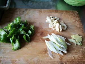 简单美味的干煸菜花的做法 步骤2