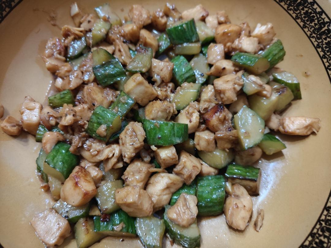 清爽解腻的黄瓜炒鸡胸肉，低脂低卡减肥食谱