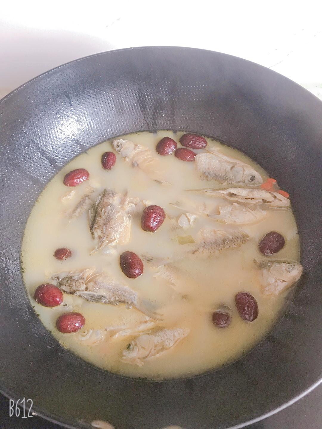 奶白鲜香鲫鱼汤（一次成功）