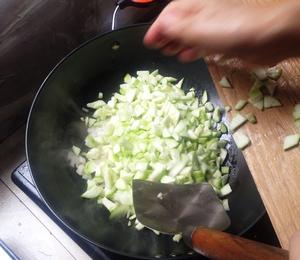 丝瓜（八棱瓜）炒蛋的做法 步骤3