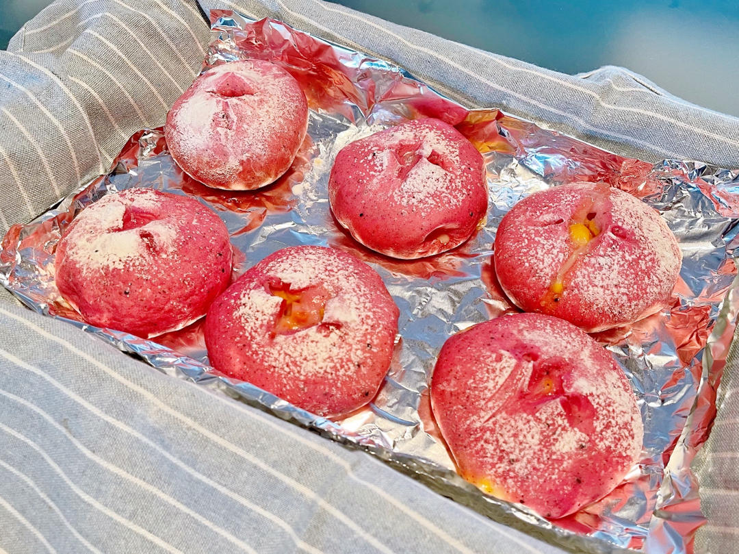 热情似火的火龙果爆浆芝士面包