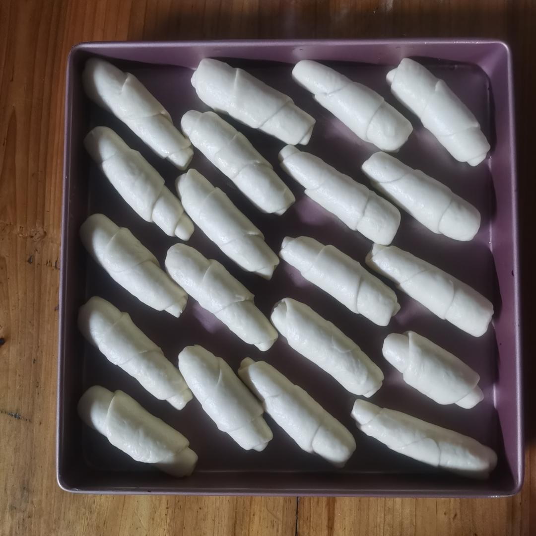 又香又软又拉丝，咬一口奶香十足！超治愈的淡奶油波兰种小餐包