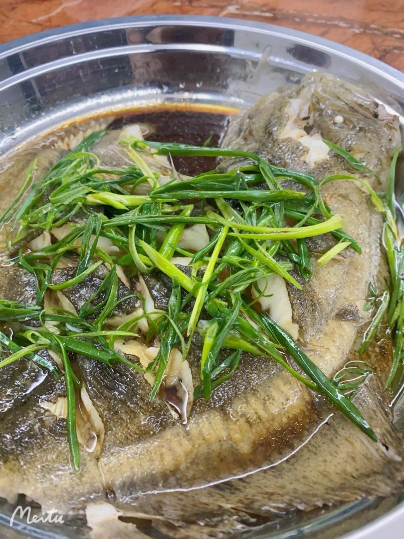 清蒸多宝鱼，很多人在先浇油还是先倒蒸鱼豉油这一步就做错啦