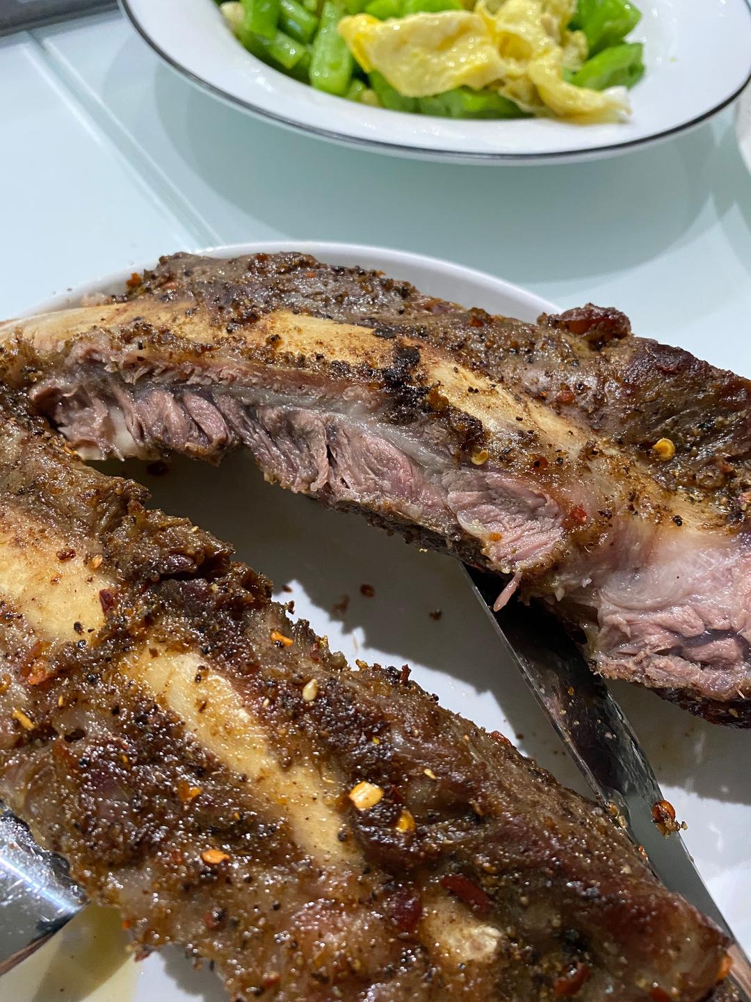 有骨头的肉就是香! 这个温度烤出来的牛排骨内外都能咬得动.