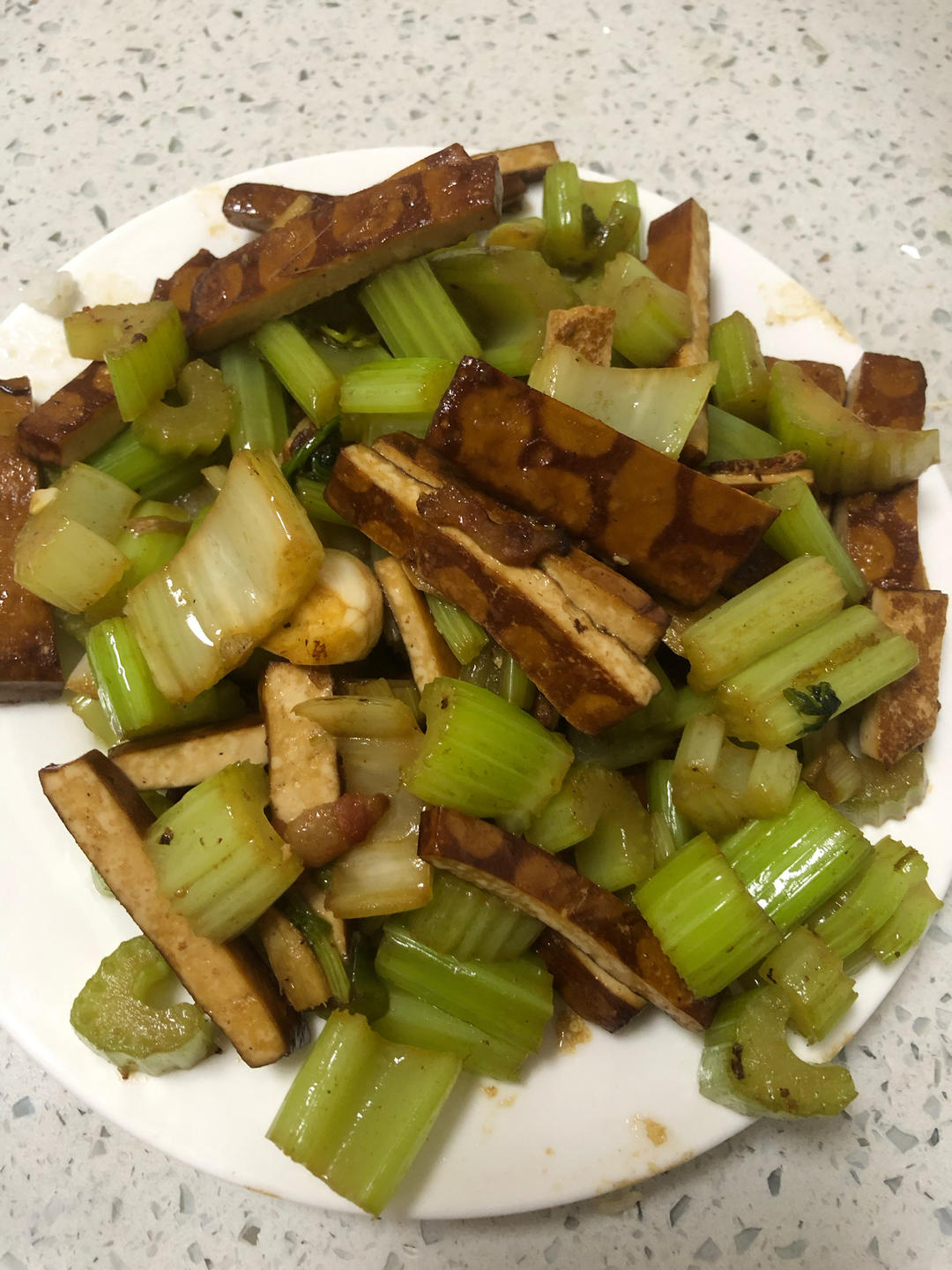 午餐晚餐简单快手下饭菜芹菜炒香干