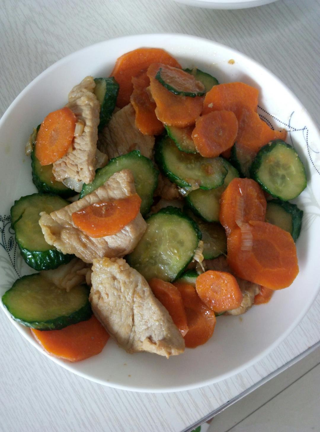 胡萝卜青瓜炒肉片