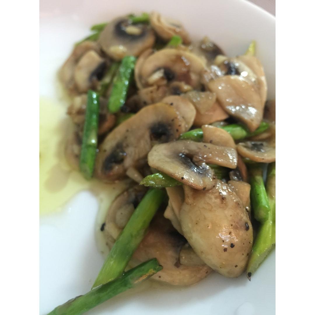 芦笋炒蘑菇