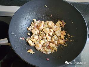 海鲜泡菜炒饭的做法 步骤5