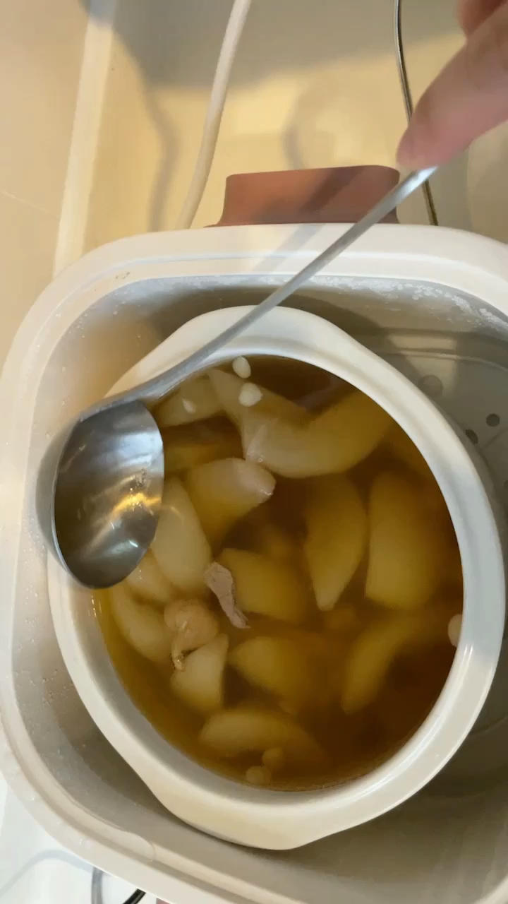 秋天止咳润燥汤～雪梨无花果川贝瘦肉汤