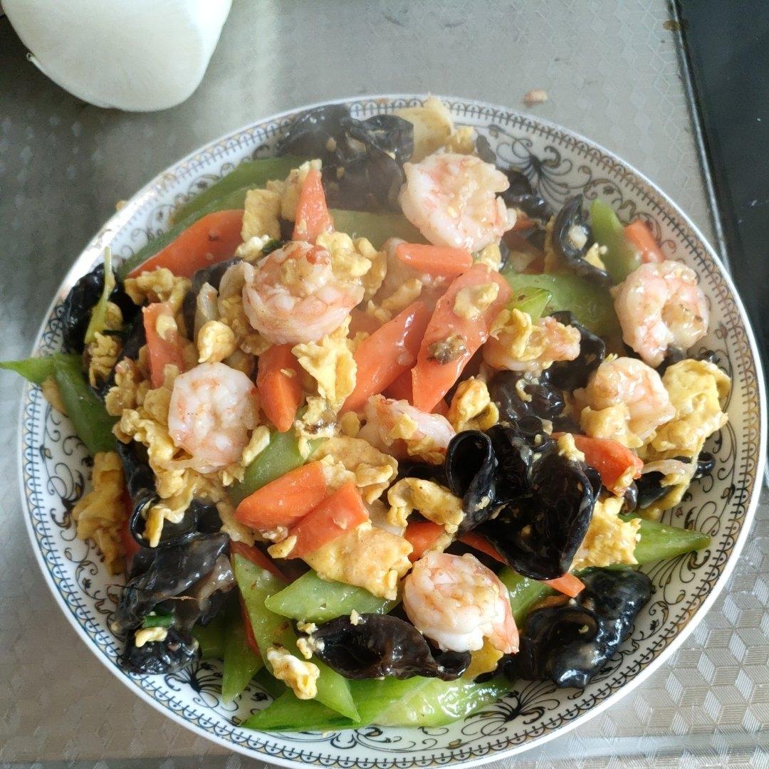 胡萝卜黄瓜虾仁炒木耳