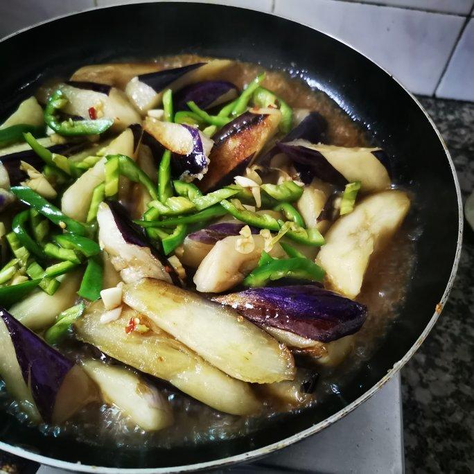 红烧茄子（佐西红柿尖椒）