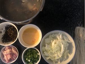 糟菜鸡蛋肉丝汤面（家常版）的做法 步骤2