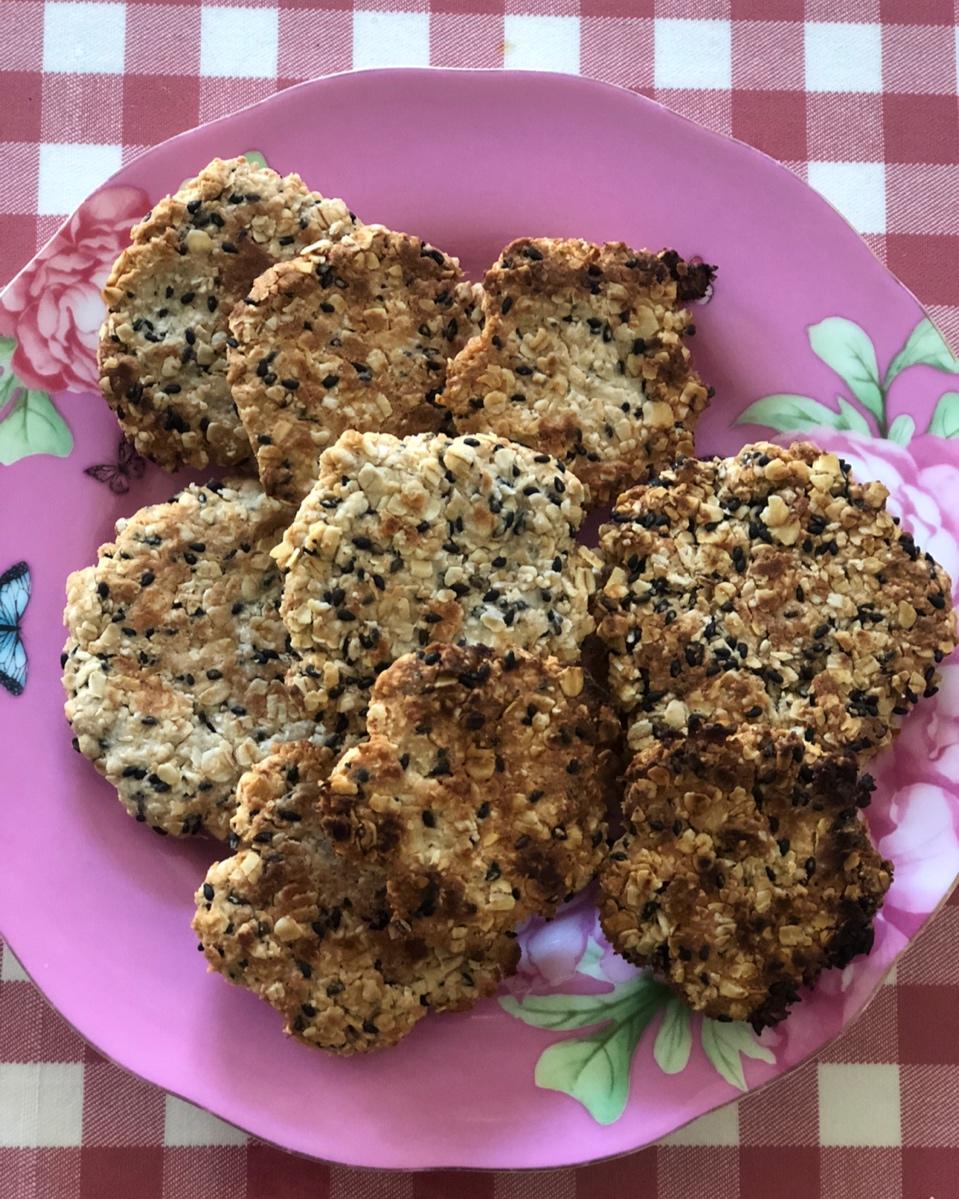 素食:有机燕麦芝麻大饼干