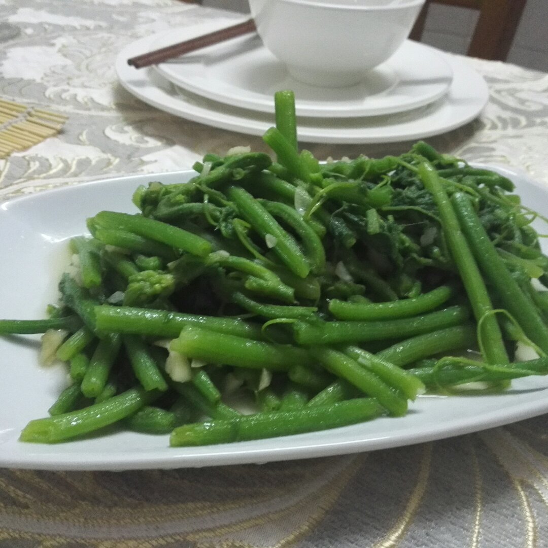 轩仔的妈妈做的蒜蓉瓜苗