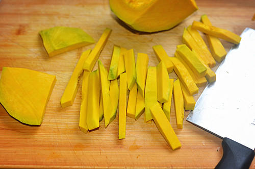 咸香软糯的快手菜--咸蛋黄焗南瓜的做法 步骤2