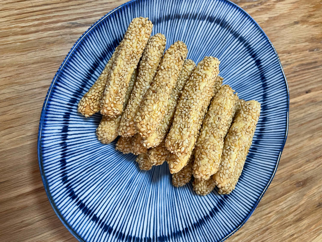 不用油炸   香酥芝麻条   这么做太香了  小点心  追剧小零食