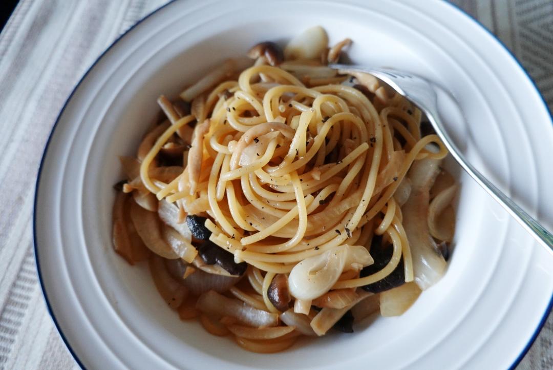 日式洋葱蟹味菇意面