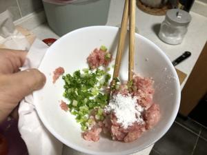 清淡营养的肉圆子蔬菜烫饭（冰箱随机食材）的做法 步骤1