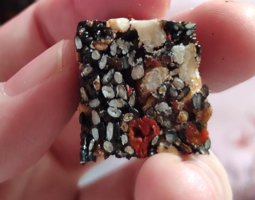 黑芝麻核桃红枣枸杞糖