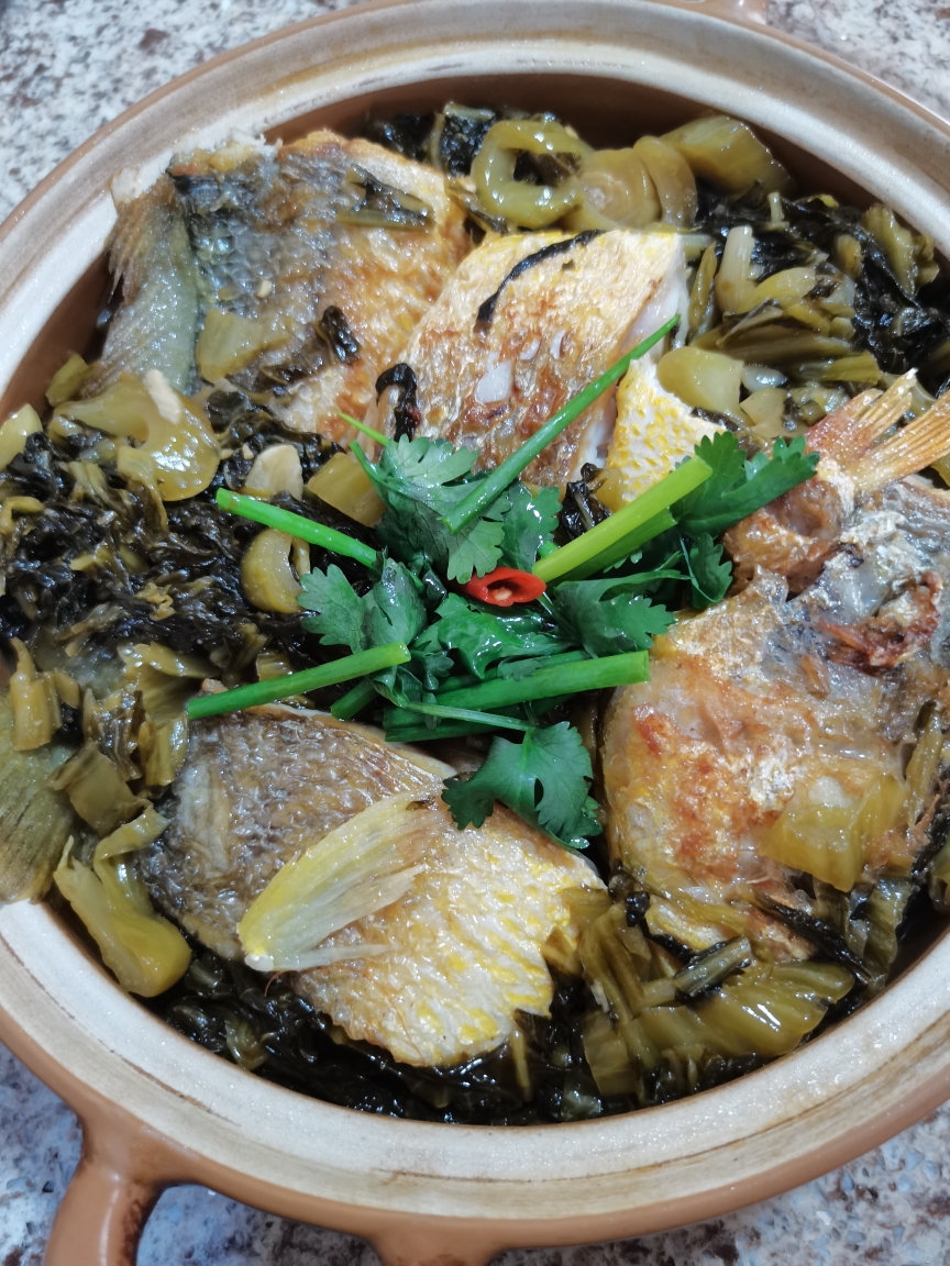 酸菜焗黄花鱼煲的做法