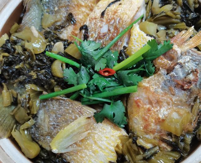 酸菜焗黄花鱼煲的做法