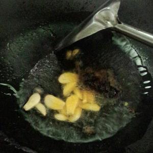 杏鲍菇炒面筋的做法 步骤4