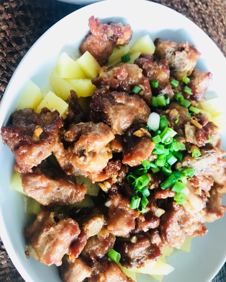 香酥排骨蒸土豆