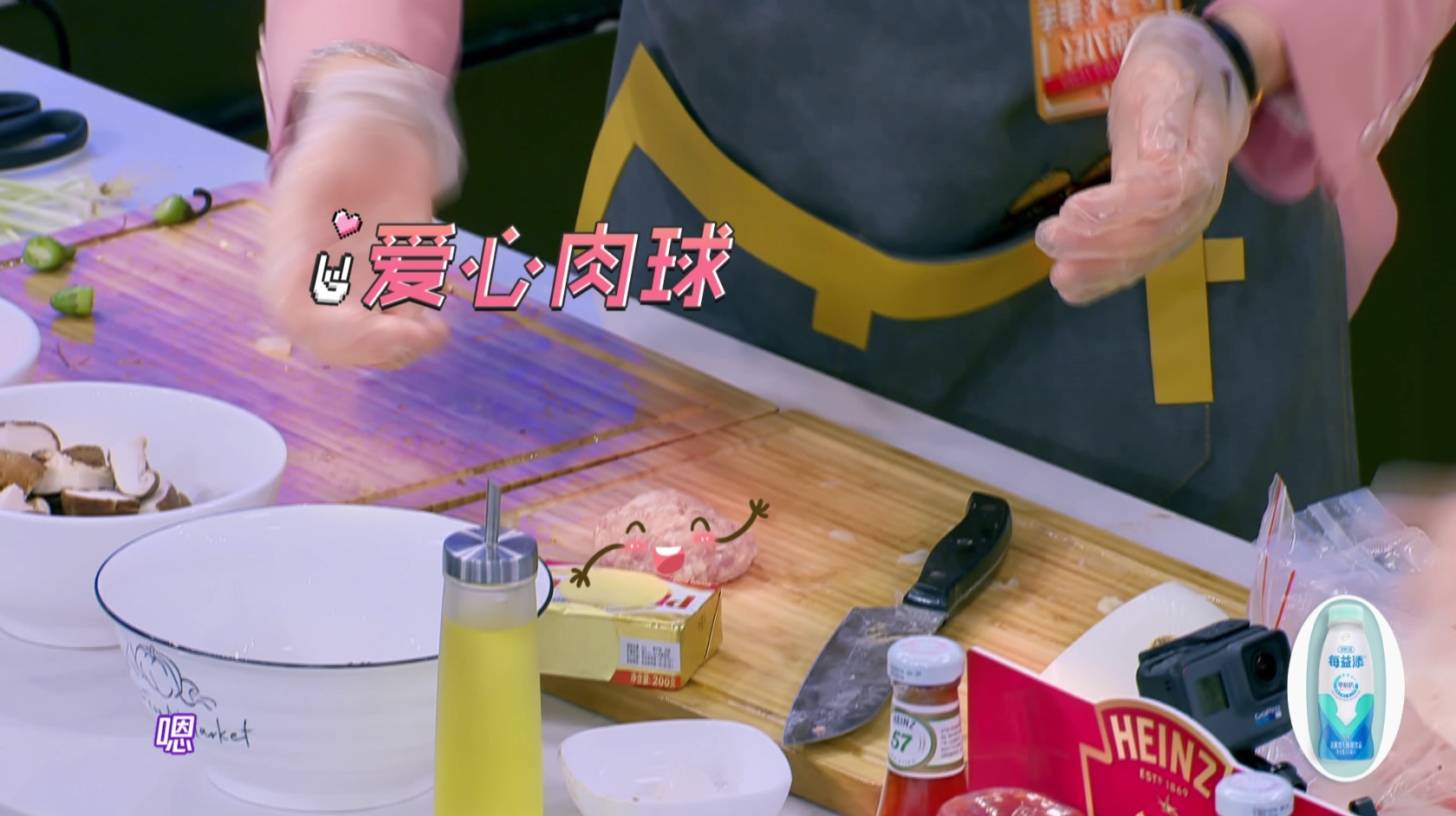 【拜托了冰箱】第六季黄景瑜菜谱:罗拉-香菇秘制小汉堡的做法 步骤5